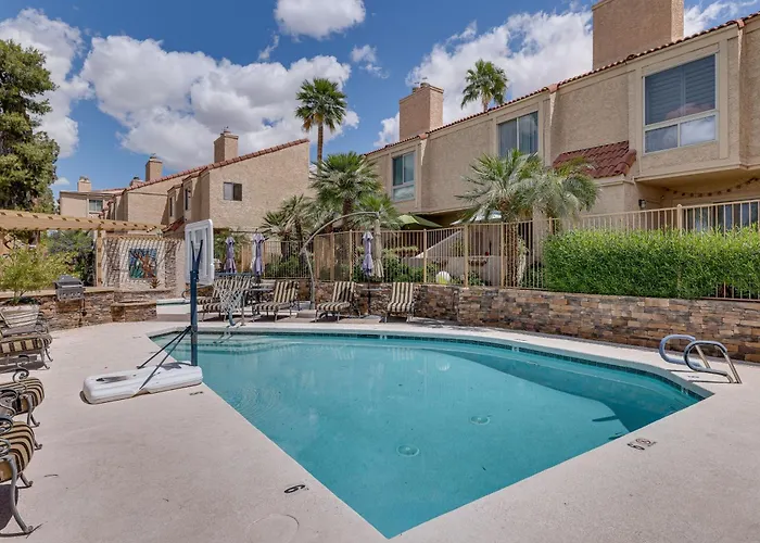 Golf Views & Pool Access: Scottsdale