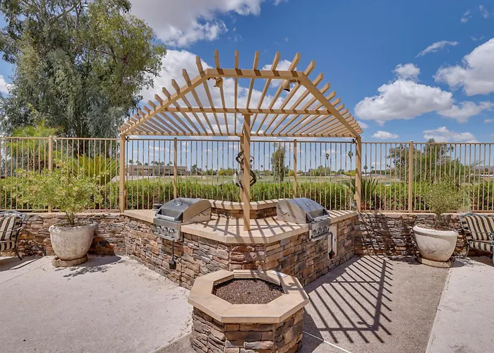 Golf Views & Pool Access: Holiday home