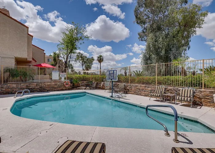 Golf Views & Pool Access: Holiday home